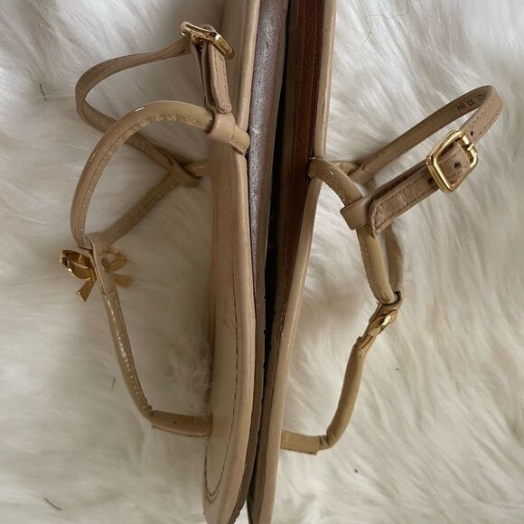 Kate spade  khaki thong sandals embellished with a gold tone bow size 6M - Picture 6 of 10